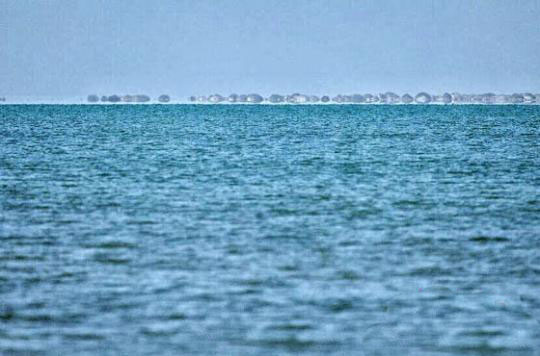 甘肃敦煌盐碱荒滩现碧波湖面 引民众戈壁“看海”
